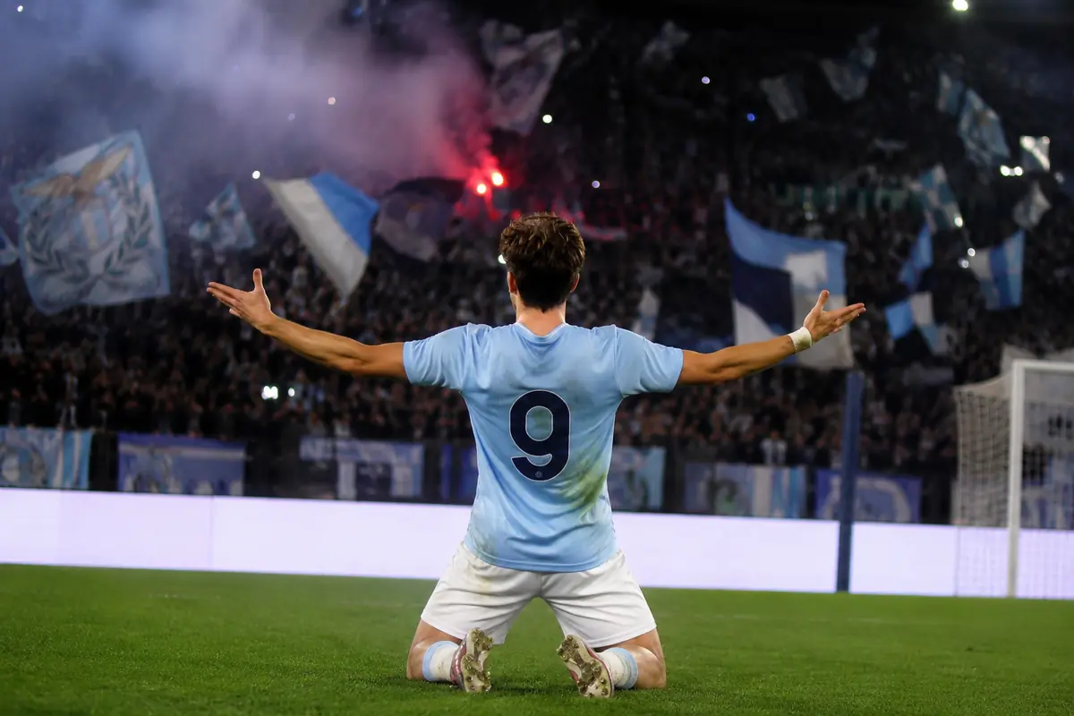 Doppio bomber dalla Serie B per la Lazio: uno è già in casa, arrivano 23 gol 21 Un giocatore con la maglia biancoceleste esulta sotto la curva dopo un gol