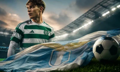 Un giocatore del Celtic con davanti una bandiera della Lazio