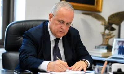 Lotito, presidente della Lazio, ritratto mentre è in un ufficio, immagine creata con intelligenza artificiale