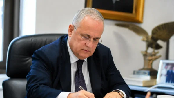Lotito, presidente della Lazio, ritratto mentre è in un ufficio, immagine creata con intelligenza artificiale