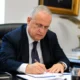 Lotito, presidente della Lazio, ritratto mentre è in un ufficio, immagine creata con intelligenza artificiale