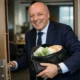 Marotta, presidente dell'Inter, sorridente con una borsa piena di soldi in mano