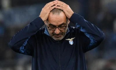Sarri, allenatore della Lazio, con le mani sulla testa