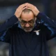 Sarri, allenatore della Lazio, con le mani sulla testa
