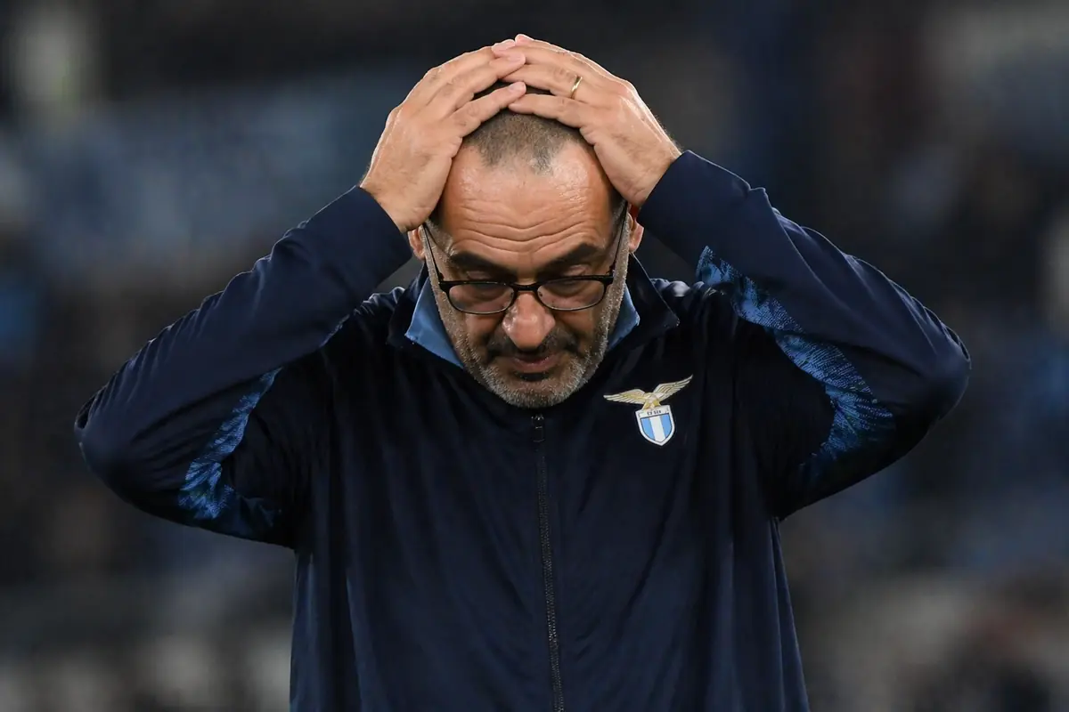 Annuncio definitivo su Sarri a due ore dalla finale di Coppa Italia 21 Sarri, allenatore della Lazio, con le mani sulla testa