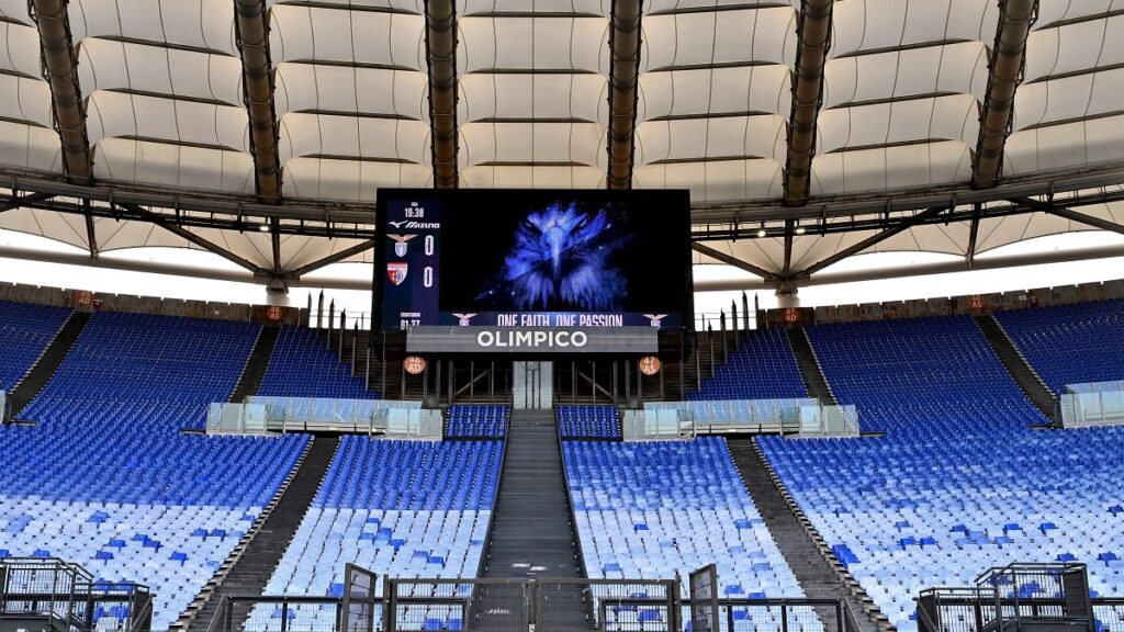 Gaffe nel pre-gara all'Olimpico in Coppa Italia: sul maxi schermo appaiono le vecchie maglie della Lazio - FOTO 1 Image Photo973770 e1786980142508