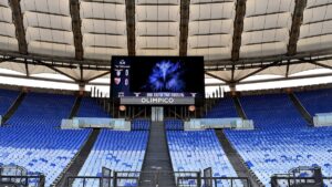 Gaffe nel pre-gara all’Olimpico in Coppa Italia: sul maxi schermo appaiono le vecchie maglie della Lazio – FOTO