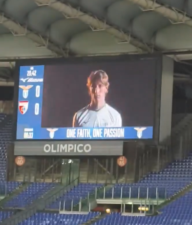 Gaffe nel pre-gara all'Olimpico in Coppa Italia: sul maxi schermo appaiono le vecchie maglie della Lazio - FOTO 22 gaffe lazio