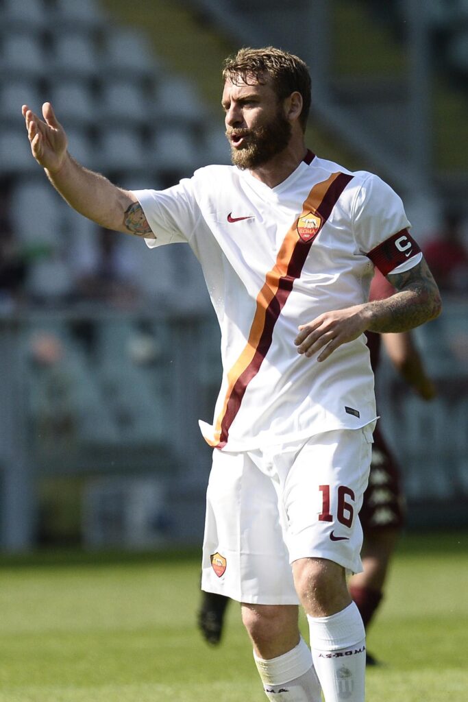 De Rossi: «Manichini? I laziali organizzino qualcosa di più divertente...» 1 de rossi away roma aprile 2015 ifa