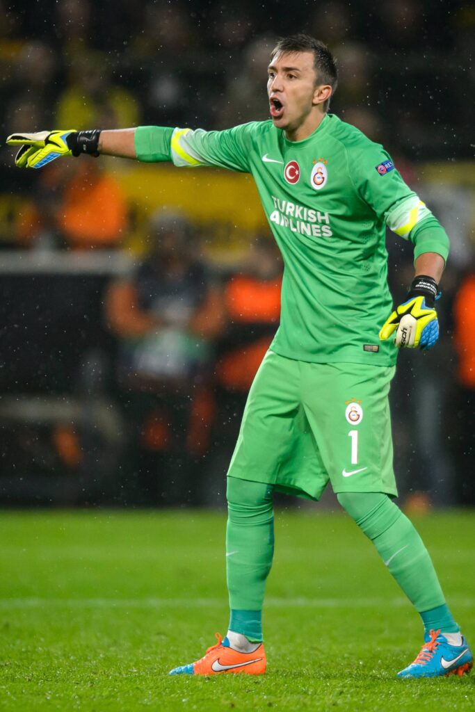 In Turchia sono certi: contro la Lazio Muslera ha giocato con una mano infortunata 1 muslera verde indicazioni galatasaray champions league novembre 2014 ifa