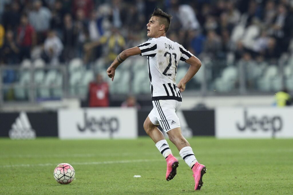 Serie A, botta e risposta tra Napoli e Juventus. Si ferma il Milan, continua la crisi del Torino 1 dybala esulta juventus settembre 2015 ifa