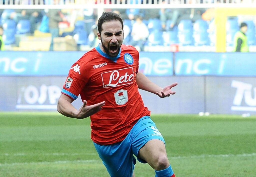 Serie A: il Napoli torna primo, ma la Juve non molla. Vola il Bologna, sprofonda la Samp 1 higuain esulta napoli third gennaio 2016 ifa