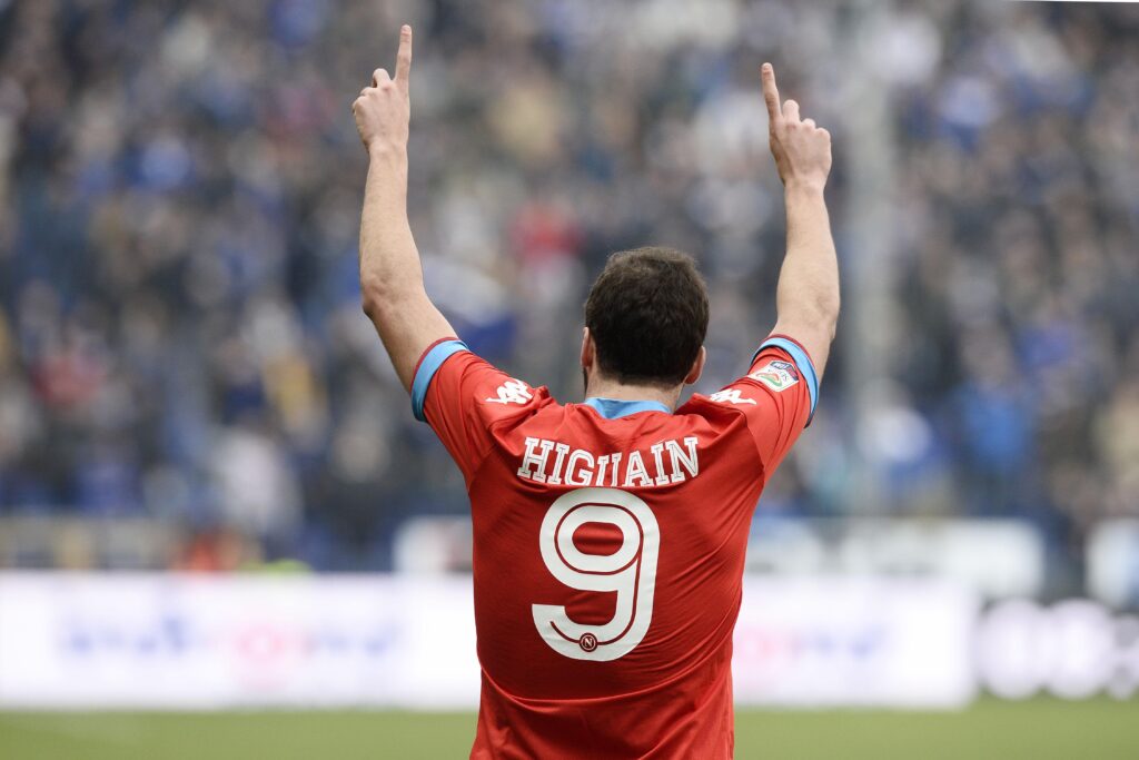 Napoli, ridotta a 3 giornate la squalifica di Higuain: «Nella mia vita ho sempre rispettato le regole» 1 higuain esulta spalle napoli third gennaio 2016 ifa