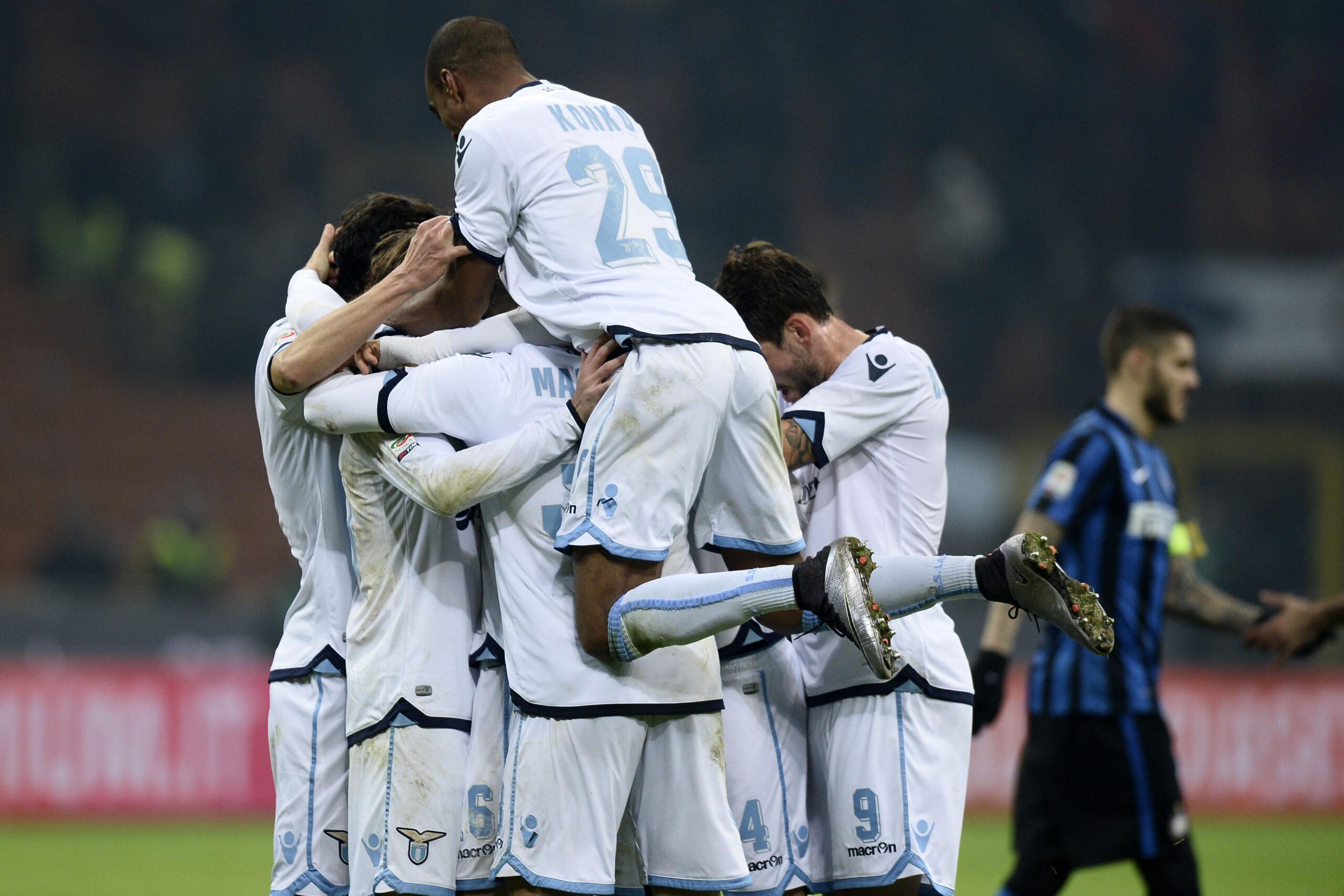 Lazio, la ripresa degli allenamenti il 28 dicembre: ecco dove passeranno il Natale i biancocelesti... 21 lazio away esultanza dicembre 2015 ifa scaled
