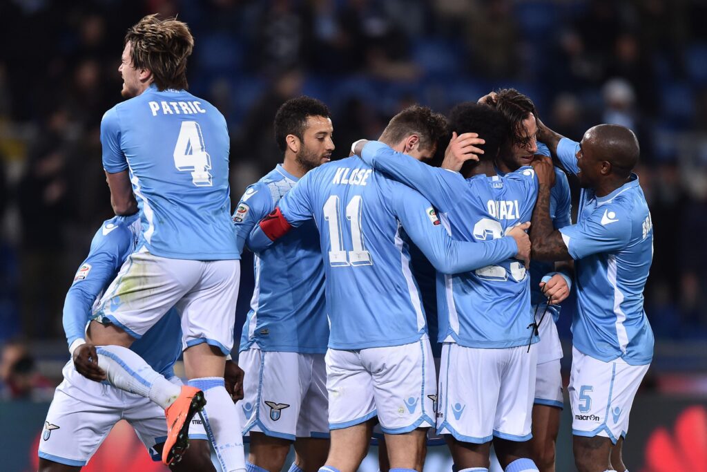 Lazio-Roma, un derby che provoca vertigini: mai così in alto insieme da 15 anni 1 lazio esultanza marzo 2016 ifa