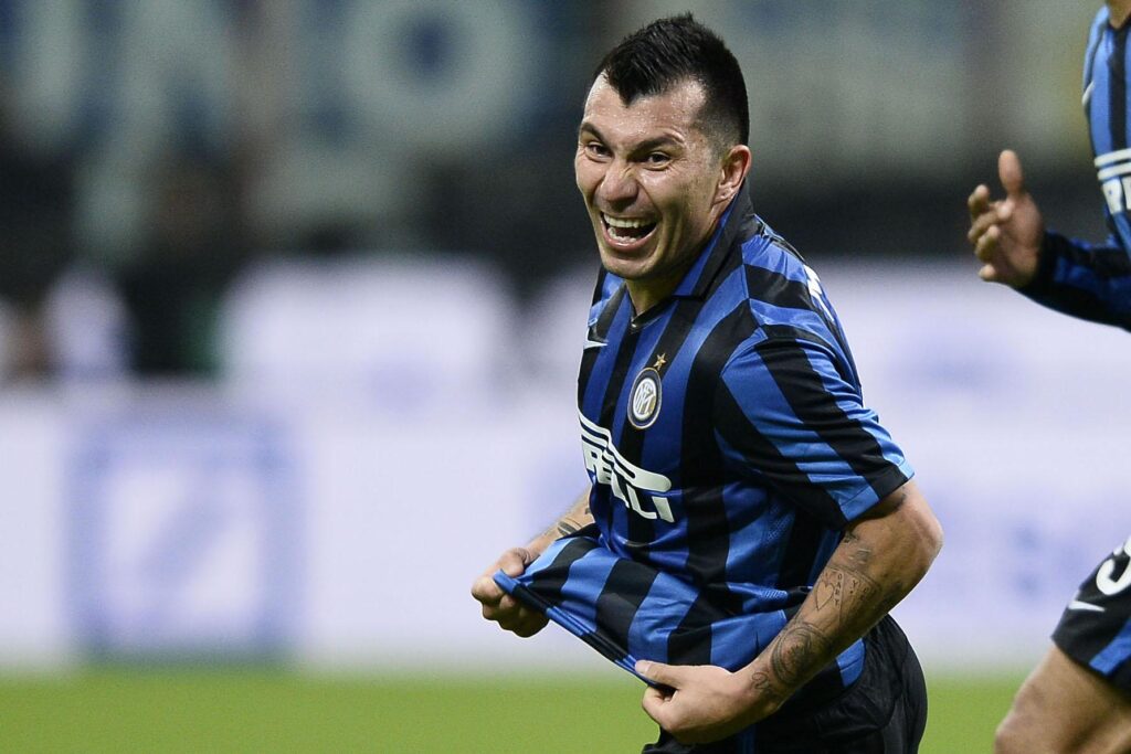 Lazio, dal Cile: duello col Siviglia per Medel e Isla 1 medel esulta inter novembre 2015 ifa