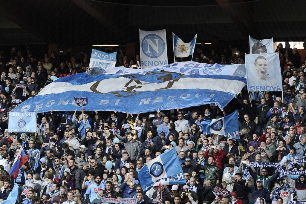Cagliari Napoli, CAOS all'Unipol Domus: gara INTERROTTA per gli scontri tra le tifoserie. COSA è successo 1 tifosi Napoli