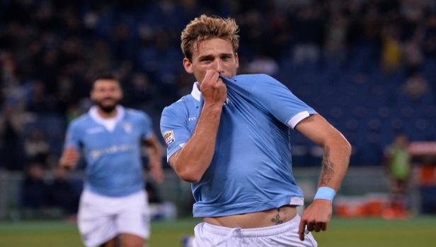 Biglia lazio bacia maglia