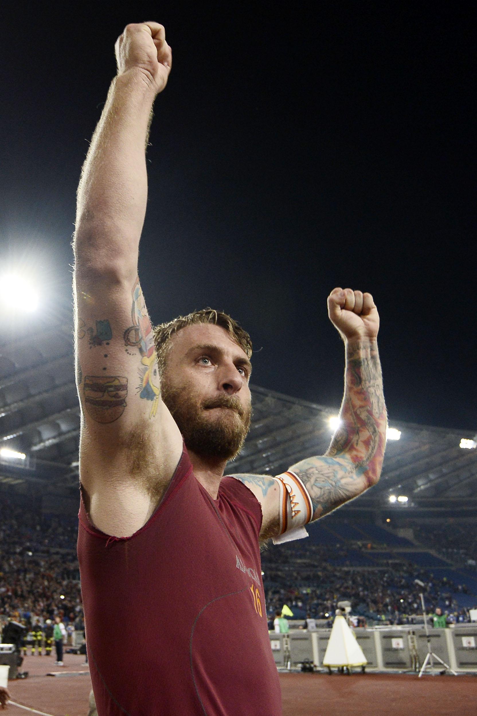 De Rossi e la rivalità con la Lazio: "Il 26 maggio è una ferita che non si rimarginerà mai" 21 de rossi esulta roma 2013 ifa