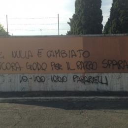 Scritte contro Paparelli, gli ultrà romanisti cancellano e correggono lo scempio del Verano - FOTO 21 paparelli