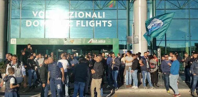FIUMICINO - Lazio in partenza per Palermo: l'abbraccio dei tifosi - FOTO & VIDEO 23 tifosi fiumicino 2016