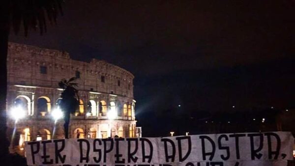 roma tifosi striscione colosseo