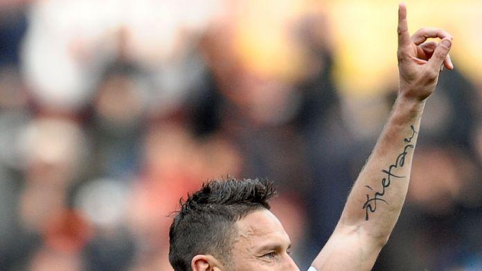 totti-esulta-ciuccio-roma-aprile-2014-ifa